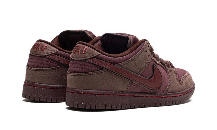 NIKE SB DUNK LOW CITY OF LOVE BURGUNDY CRUSH — Stock 