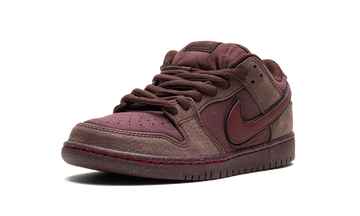 NIKE SB DUNK LOW CITY OF LOVE BURGUNDY CRUSH — Stock