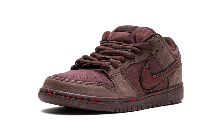 NIKE SB DUNK LOW CITY OF LOVE BURGUNDY CRUSH — Stock 