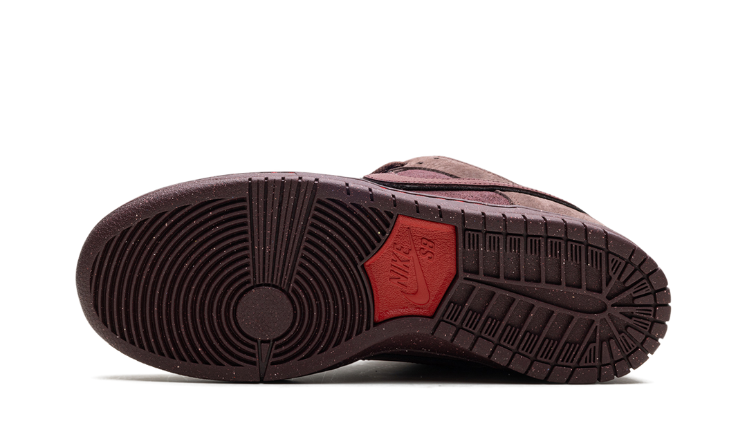 NIKE SB DUNK LOW CITY OF LOVE BURGUNDY CRUSH — Stock 