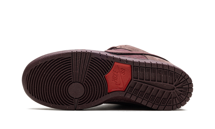 NIKE SB DUNK LOW CITY OF LOVE BURGUNDY CRUSH — Stock 