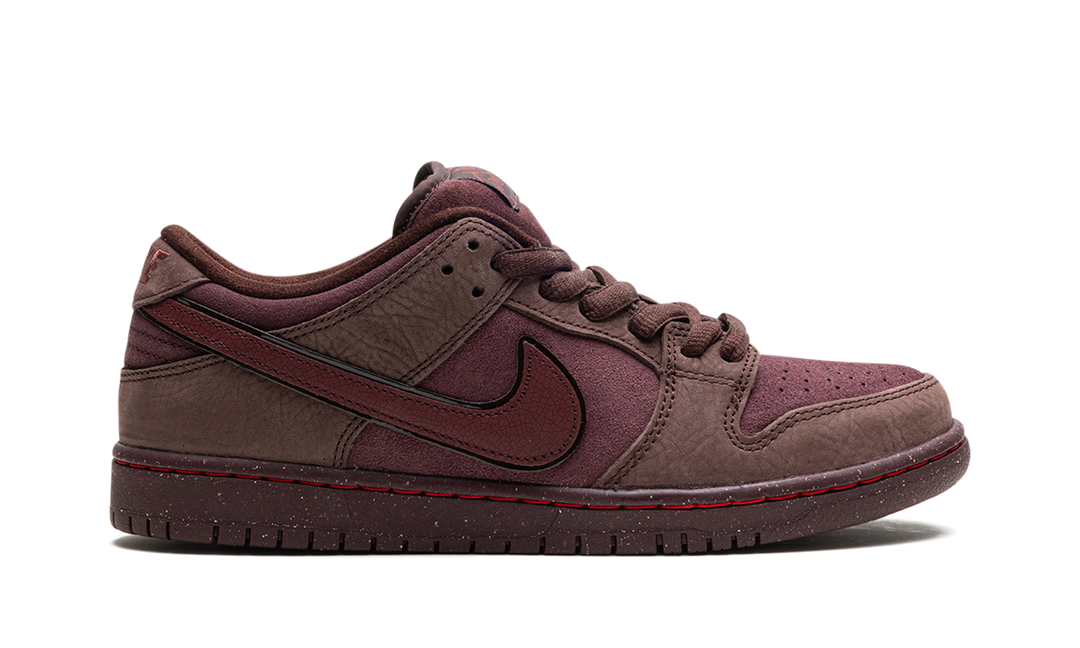 NIKE SB DUNK LOW CITY OF LOVE BURGUNDY CRUSH — Stock 
