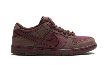 NIKE SB DUNK LOW CITY OF LOVE BURGUNDY CRUSH — Stock