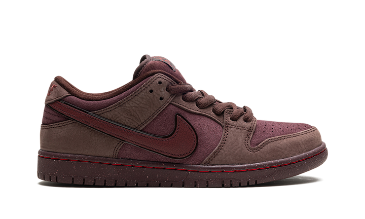 NIKE SB DUNK LOW CITY OF LOVE BURGUNDY CRUSH — Stock 