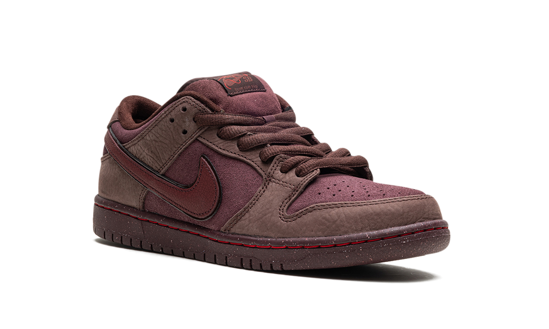 NIKE SB DUNK LOW CITY OF LOVE BURGUNDY CRUSH — Stock 