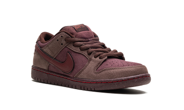 NIKE SB DUNK LOW CITY OF LOVE BURGUNDY CRUSH — Stock
