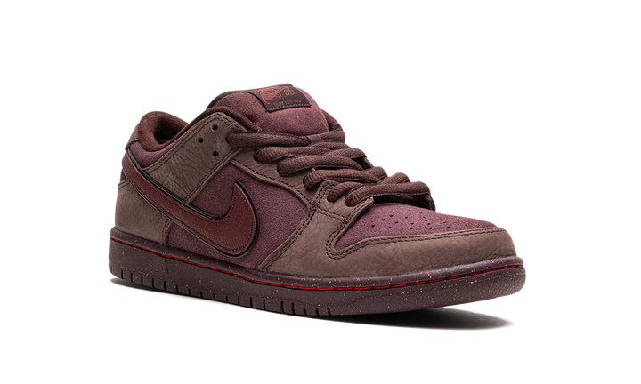 NIKE SB DUNK LOW CITY OF LOVE BURGUNDY CRUSH — Stock 