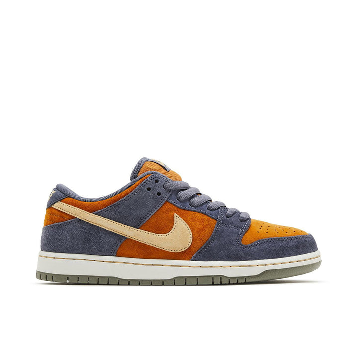 NIKE SB DUNK LOW LIGHT CARBON MONARCH — Stock 