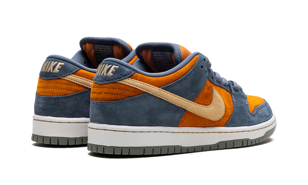 NIKE SB DUNK LOW LIGHT CARBON MONARCH — Stock 