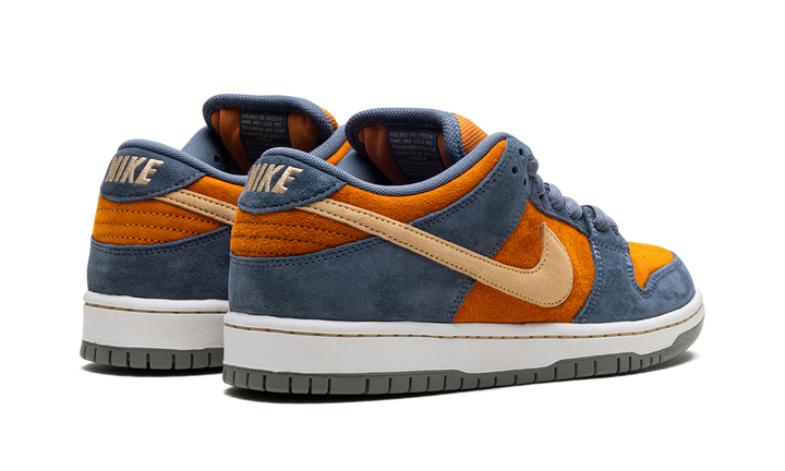 NIKE SB DUNK LOW LIGHT CARBON MONARCH — Stock 