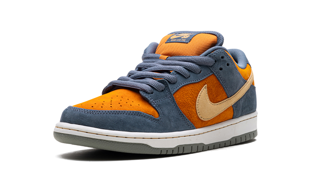 NIKE SB DUNK LOW LIGHT CARBON MONARCH — Stock 