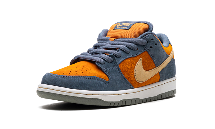 NIKE SB DUNK LOW LIGHT CARBON MONARCH — Stock 