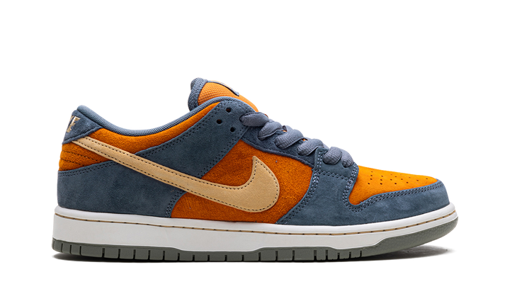 NIKE SB DUNK LOW LIGHT CARBON MONARCH — Stock 