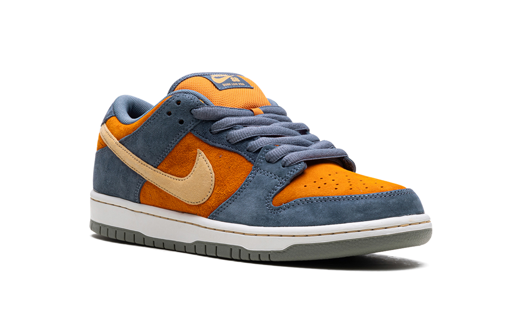 NIKE SB DUNK LOW LIGHT CARBON MONARCH — Stock 