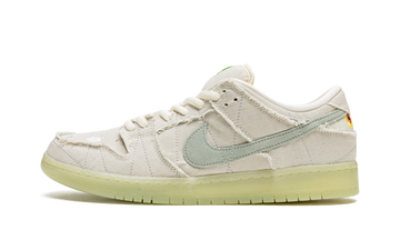 NIKE SB DUNK LOW MUMMY — Stock