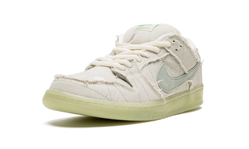 NIKE SB DUNK LOW MUMMY — Stock