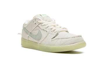 NIKE SB DUNK LOW MUMMY — Stock