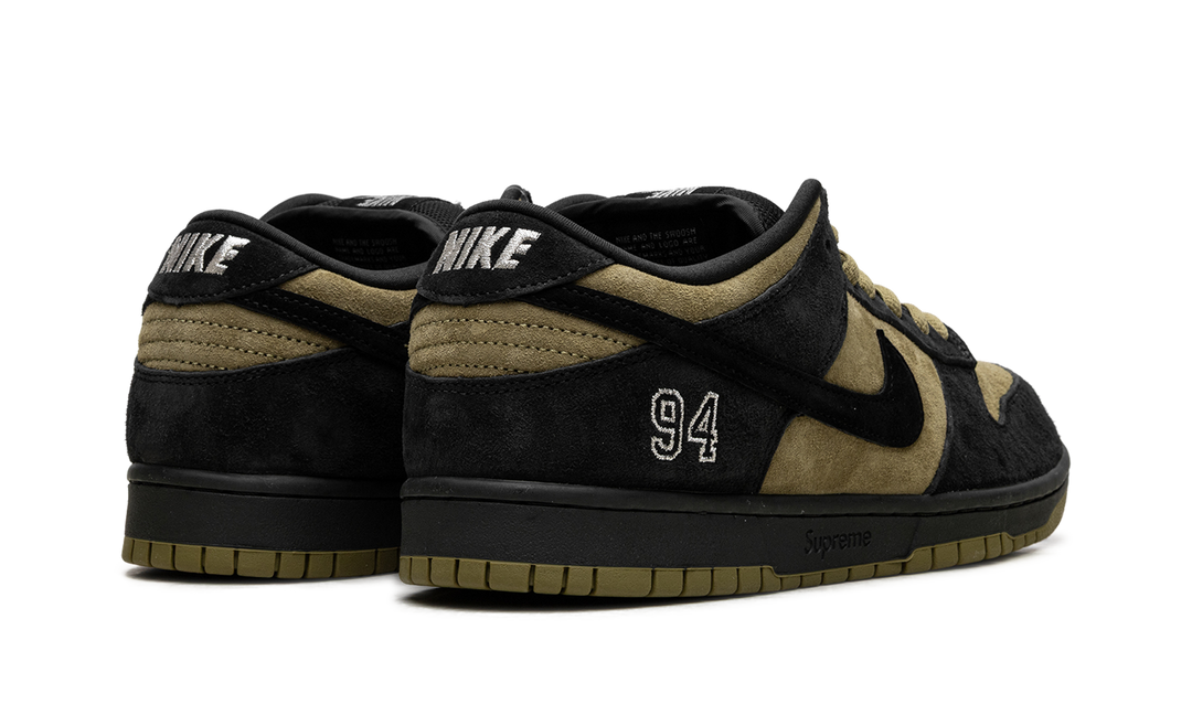 NIKE SB DUNK LOW SUPREME 94 HULK — Stock 