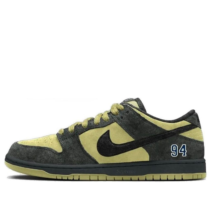 NIKE SB DUNK LOW SUPREME 94 HULK — Stock 