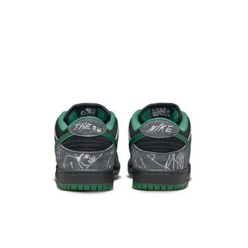 NIKE SB DUNK LOW THERE SKATEBOARDS — Stock