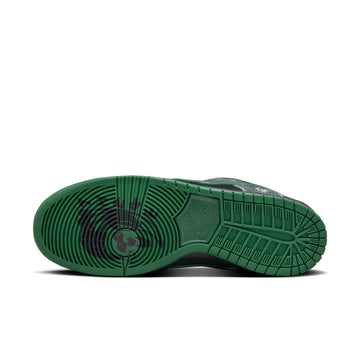 NIKE SB DUNK LOW THERE SKATEBOARDS — Stock