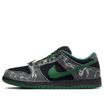 NIKE SB DUNK LOW THERE SKATEBOARDS — Stock