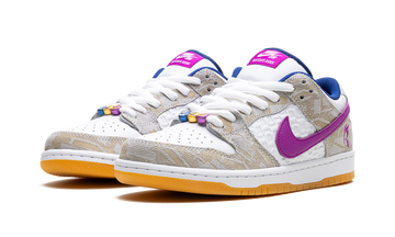 NIKE SB DUNK LOW X RAYSSA LEAL — Stock