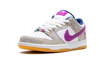 NIKE SB DUNK LOW X RAYSSA LEAL — Stock