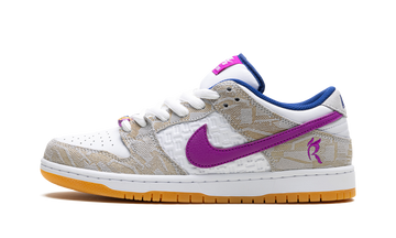 NIKE SB DUNK LOW X RAYSSA LEAL — Stock
