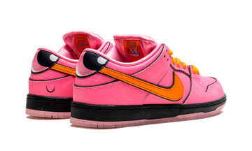 NIKE SB DUNK LOW X THE POWERPUFF GIRLS BLOSSOM — Stock