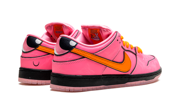 NIKE SB DUNK LOW X THE POWERPUFF GIRLS BLOSSOM — Stock 