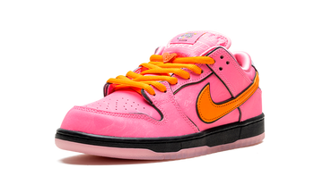 NIKE SB DUNK LOW X THE POWERPUFF GIRLS BLOSSOM — Stock