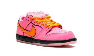 NIKE SB DUNK LOW X THE POWERPUFF GIRLS BLOSSOM — Stock