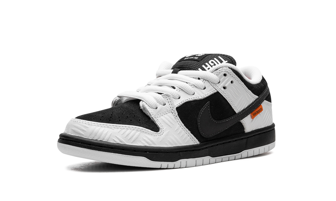 NIKE SB DUNK LOW X TIGHTBOOTH WHITE BLACK