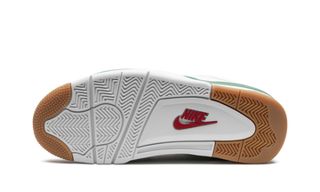 AIR JORDAN 4 RETRO X NIKE SB 'PINE GREEN' — Stock