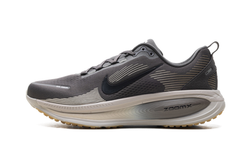 NIKE VOMERO 18 MEDIUM ASH COLLEGE GREY — Stock