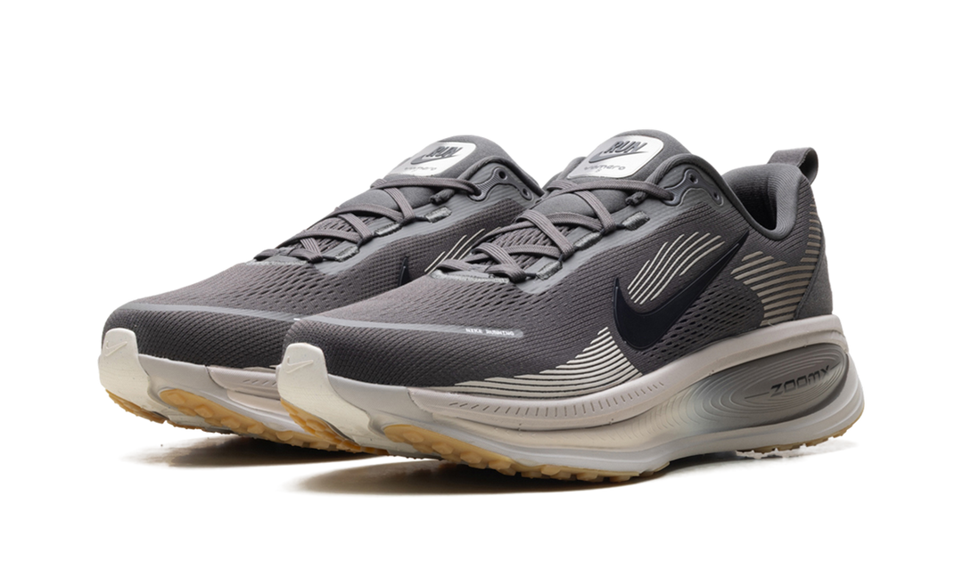 NIKE VOMERO 18 MEDIUM ASH COLLEGE GREY — Stock