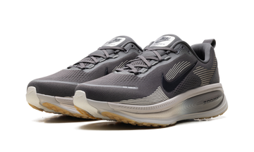 NIKE VOMERO 18 MEDIUM ASH COLLEGE GREY — Stock
