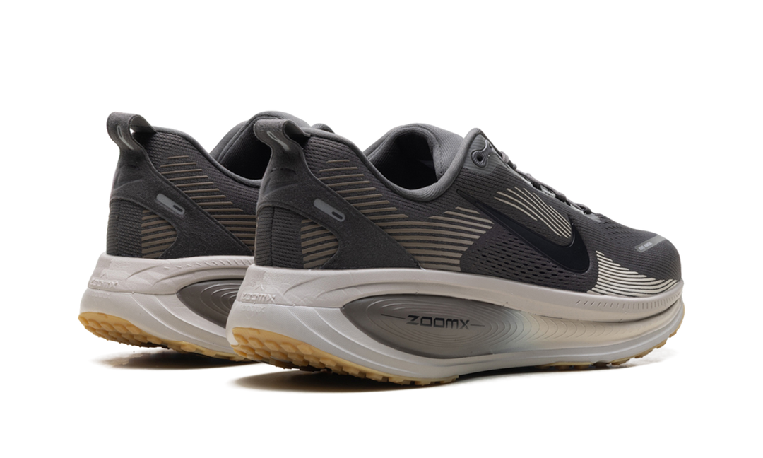 NIKE VOMERO 18 MEDIUM ASH COLLEGE GREY — Stock