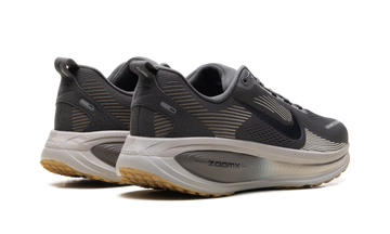 NIKE VOMERO 18 MEDIUM ASH COLLEGE GREY — Stock