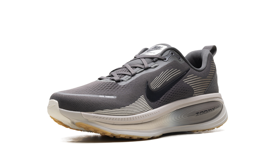 NIKE VOMERO 18 MEDIUM ASH COLLEGE GREY — Stock