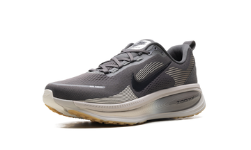 NIKE VOMERO 18 MEDIUM ASH COLLEGE GREY — Stock