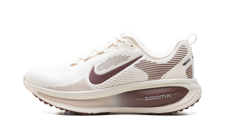 NIKE VOMERO 18 PALE IVORY RED SEPIA SILT RED DARK TEAM RED (WOMEN&