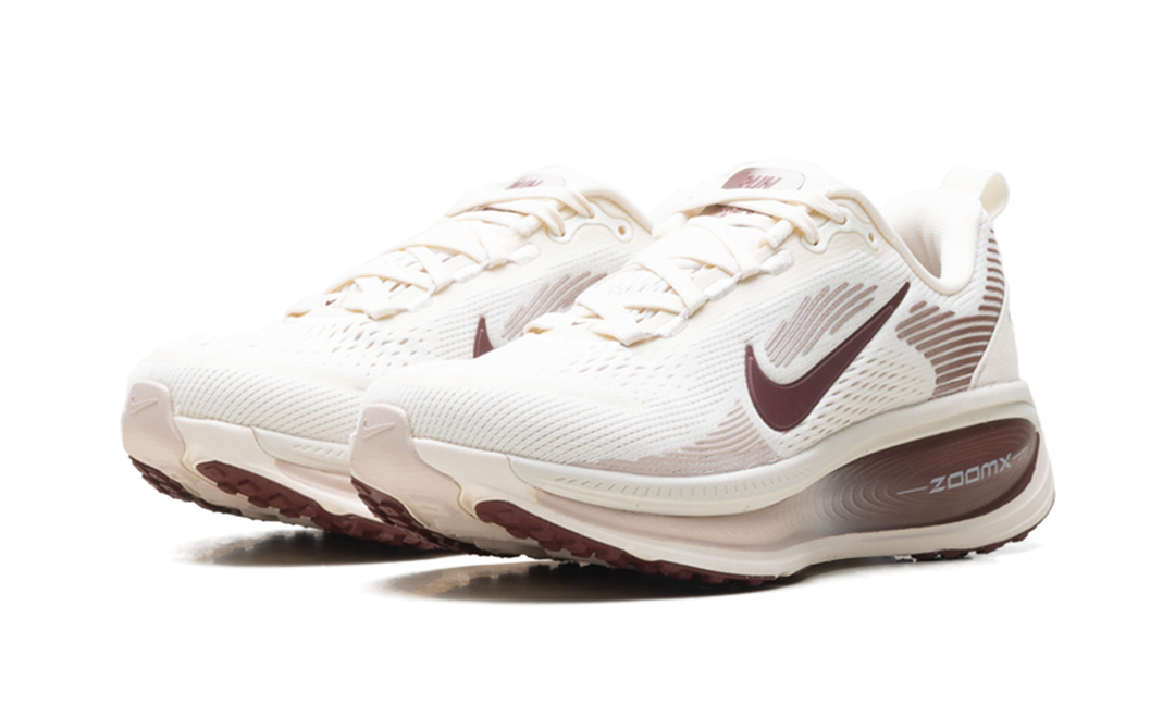 NIKE VOMERO 18 PALE IVORY RED SEPIA SILT RED DARK TEAM RED (WOMEN&