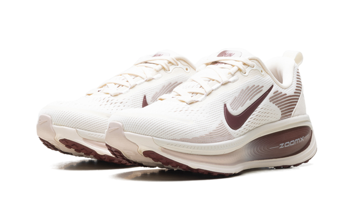 NIKE VOMERO 18 PALE IVORY RED SEPIA SILT RED DARK TEAM RED (WOMEN&
