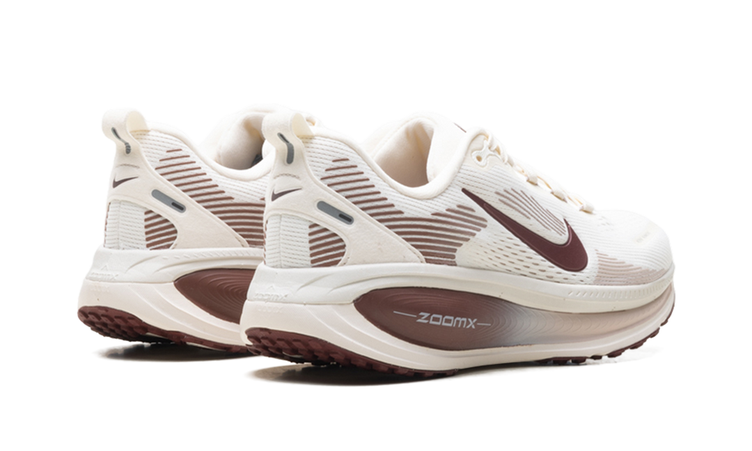 NIKE VOMERO 18 PALE IVORY RED SEPIA SILT RED DARK TEAM RED (WOMEN&