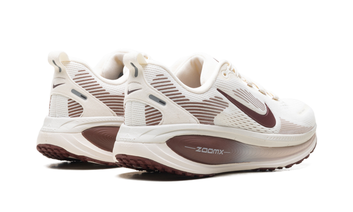 NIKE VOMERO 18 PALE IVORY RED SEPIA SILT RED DARK TEAM RED (WOMEN&