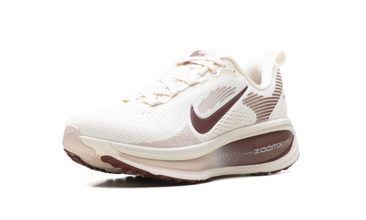 NIKE VOMERO 18 PALE IVORY RED SEPIA SILT RED DARK TEAM RED (WOMEN&