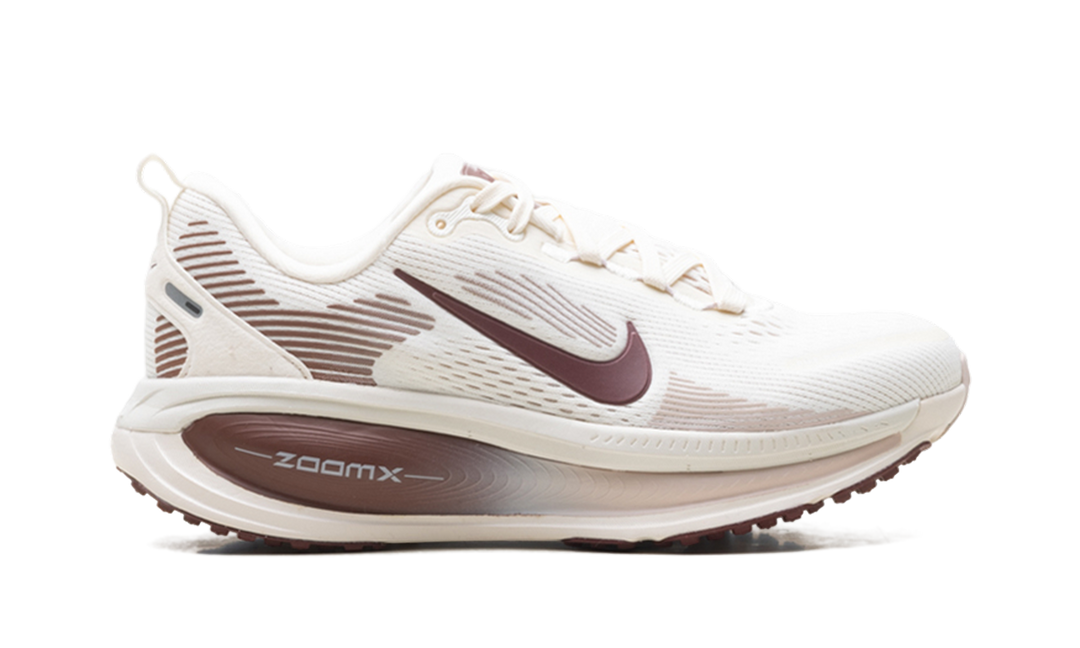 NIKE VOMERO 18 PALE IVORY RED SEPIA SILT RED DARK TEAM RED (WOMEN&