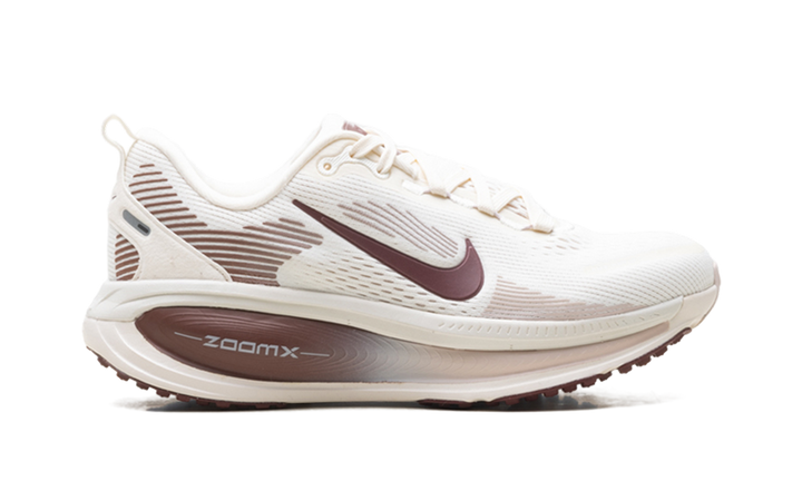 NIKE VOMERO 18 PALE IVORY RED SEPIA SILT RED DARK TEAM RED (WOMEN&